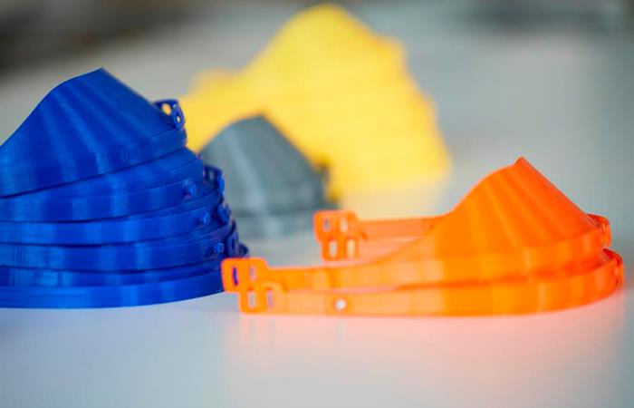 Voluntarios se han propuesto aplicar la tecnología 3D para fabricar equipos de protección y material sanitario. Foto: EFE
