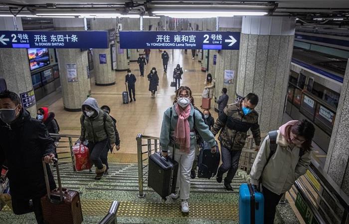 Ciudadanos chinos regresan a sus trabajos este 10 de febrero. Foto: EFE