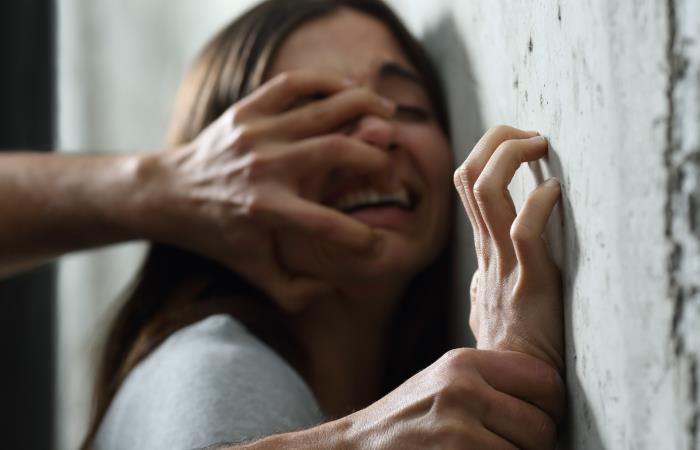 Mujer es violentada por su pareja amorosa. Foto: Shutterstock