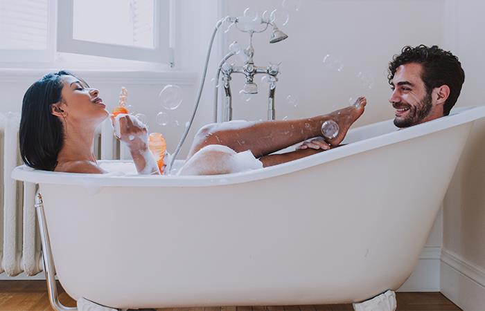 ¡Bañarse en pareja es bueno!. Foto: Shutterstock