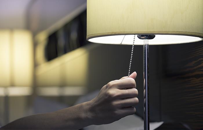 La luz encendida al dormir evita que adelgaces. Foto: Shutterstock