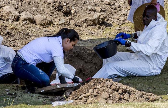 Funcionarios de la JEP exhuman un cuerpo en Dabeiba. Foto: EFE