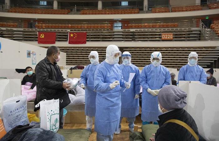 Médicos en China atienden a pacientes infectados por el coronavirus. Foto: EFE