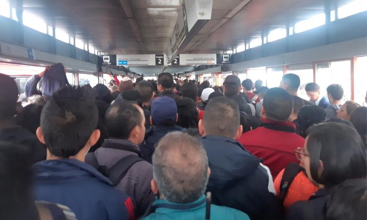 Usuarios de TransMilenio en la estación San Mateo. Foto: Twitter