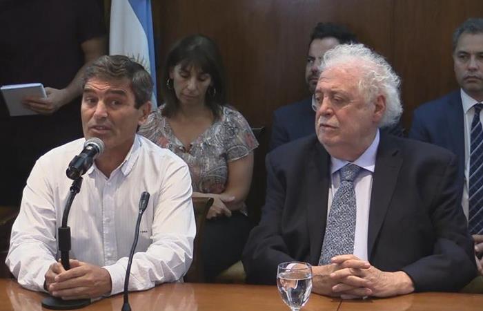 El ministro de Salud, Ginés González García (d) y el ministro de Salud de la ciudad de Buenos Aires, Fernán González Bernaldo de Quirós (i). Foto: EFE