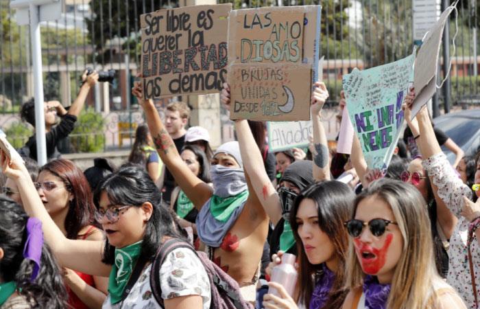 Mujeres en Bogotá y Medellín se manifestaron. Foto: EFE