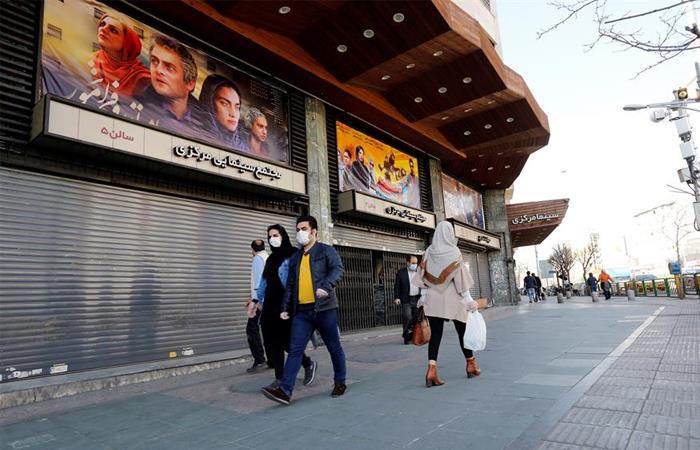 Ciudadanos iraníes se protegen del coronavirus en su país. Foto: EFE
