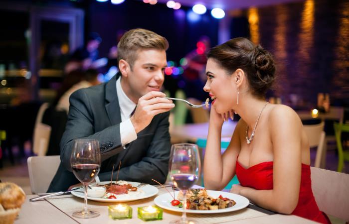 Una cena siempre será un regalo perfecto para tu hombre amado. Foto: Shutterstock