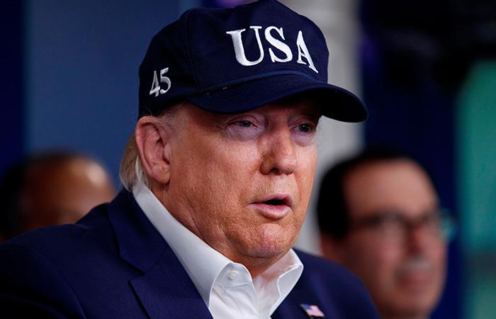 Pese a su deteriorado rostro, Trump anunció que no tiene COVID-19. Foto: EFE