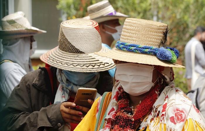 Indígenas se protegen del coronavirus en Colombia. Foto: EFE