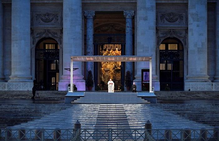 El papa Francisco frente a una solitaria Plaza de San Pedro. Foto: EFE