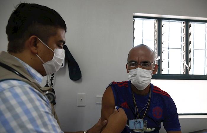 Pacientes en Medellín se protegen del COVID-19. Foto: EFE