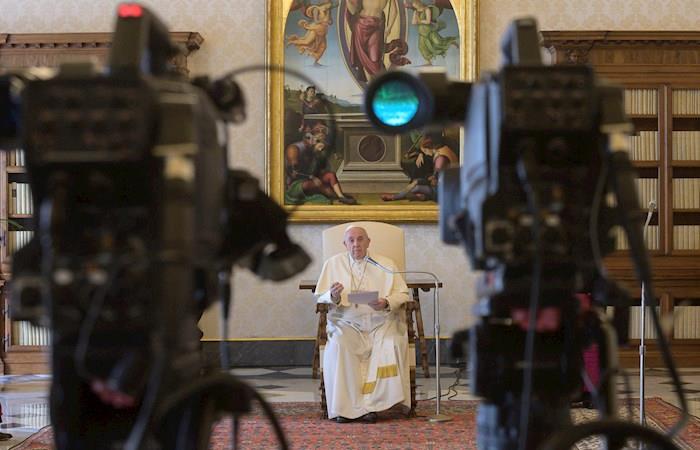 Francisco emite desde el Vaticano para todo el planeta. Foto: EFE