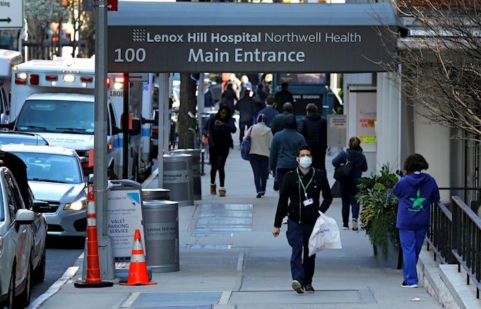 Ciudadanos transitan frente al Lenox Hill Hospital en New York. Foto: EFE
