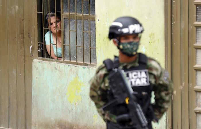 Soldado colombiano se protege del COVID-19. Foto: EFE