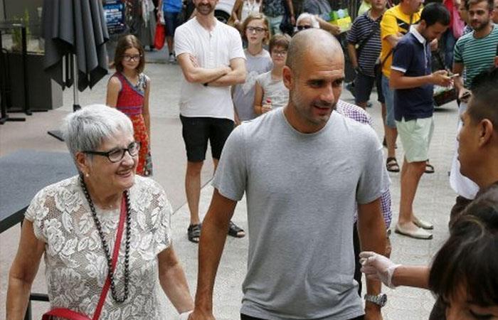Josep Guardiola, junto con su madre, Dolors Sala (q.e.p.d.). Foto: Twitter