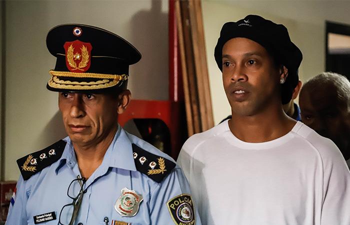 Ronaldinho fue detenido por presentar documentación falsa. Foto: EFE