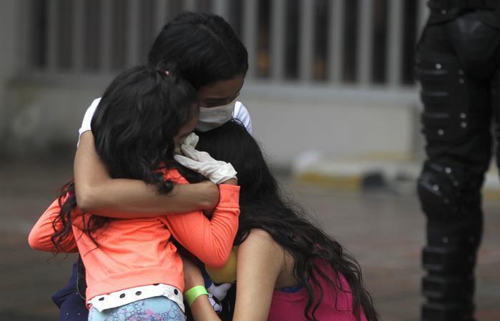 Mujer venezolana se despide de su familia tras partir a su país el pasado 14 de abril. Foto: EFE