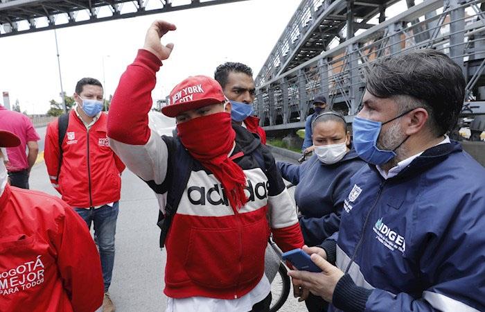 Encapuchado alega no haber recibido ayudas de las autoridades durante la cuarentena en Bogotá. Foto: EFE