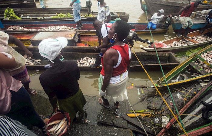 Habitantes del Chocó continúan con actividades de pesca durante la pandemia. Foto: EFE