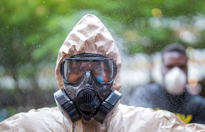 Trabajador es desinfectado en Georgia, Estados Unidos. Foto: EFE
