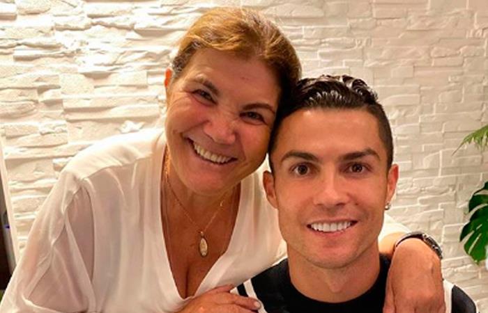 Cristiano Ronaldo junto a su madre. Foto: Instagram