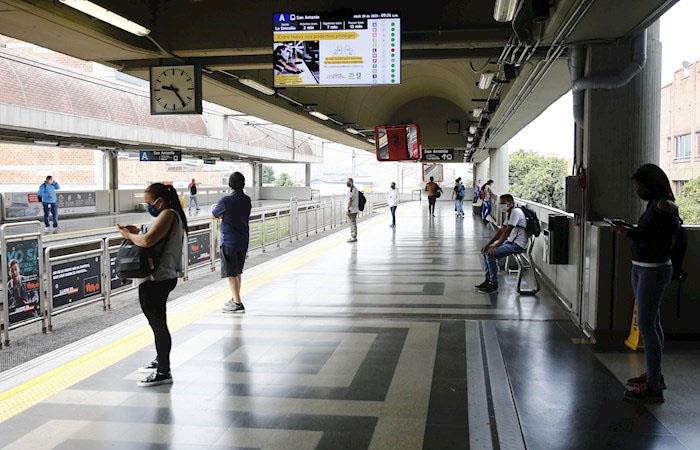 Usuarios esperan el metro de Medellín, respetando el distanciamiento social. (). Foto: EFE