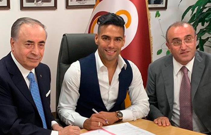 Falcao García con los directivos de Galatasaray al firmar su contrato. Foto: Instagram
