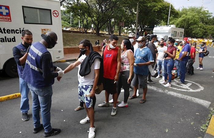Cientos de venezolanos intentan regresar a su país tras la pandemia. (). Foto: EFE