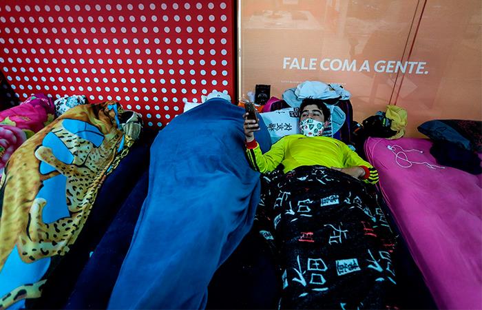 Hombres, mujeres y niños se encuentran varados en el aeropuerto de Sao Paulo. Foto: EFE