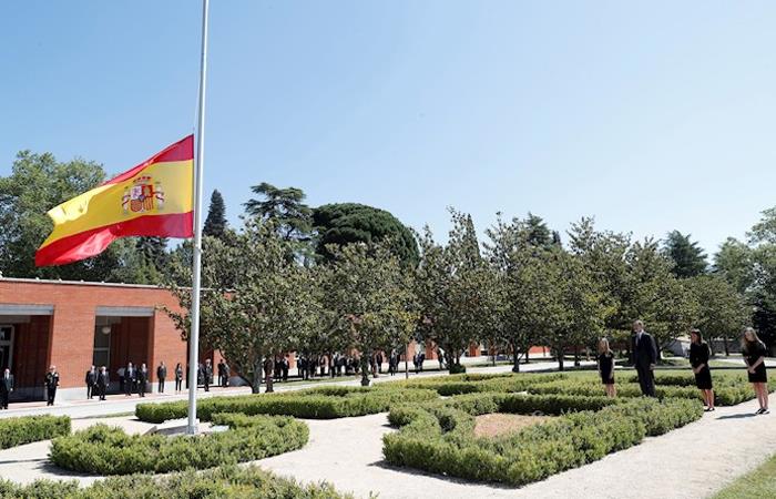 La familia real rinde homenaje a los fallecidos por el coronavirus en España. (). Foto: EFE