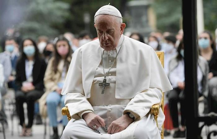 El Papa Francisco reza el Santo Rosario pidiendo el fin de la pandemia de COVID-19. (). Foto: EFE