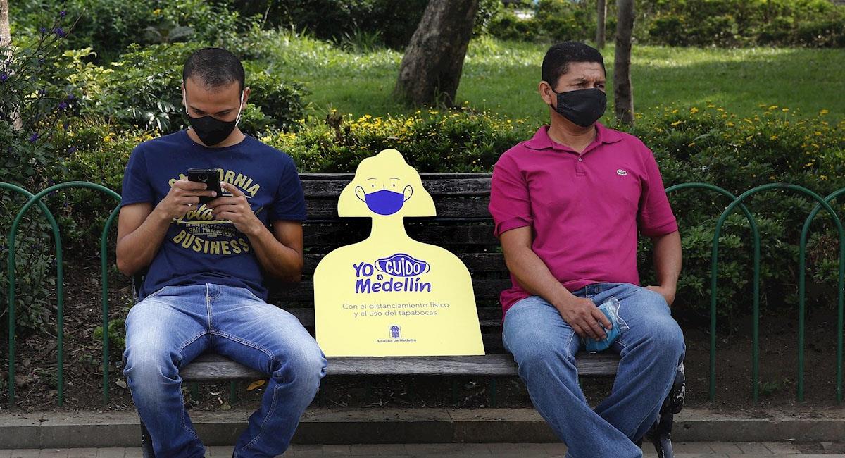 Ciudadanos de Medellín respetan el distanciamiento social durante la pandemia. Foto: EFE