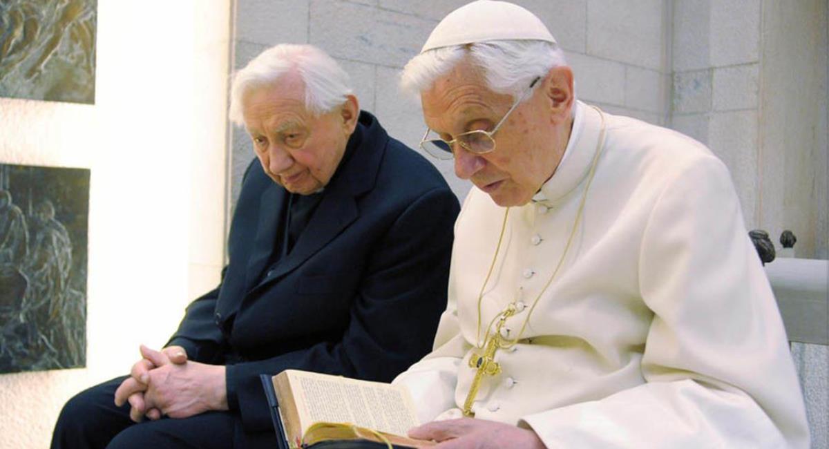 Benedicto XVI y su hermano fueron ordenados sacerdotes el mismo día. Foto: Twitter @evaenlaradio
