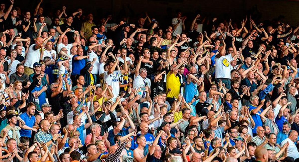 Hinchas de Leeds alentando a su equipo. Foto: Prensa Leeds United