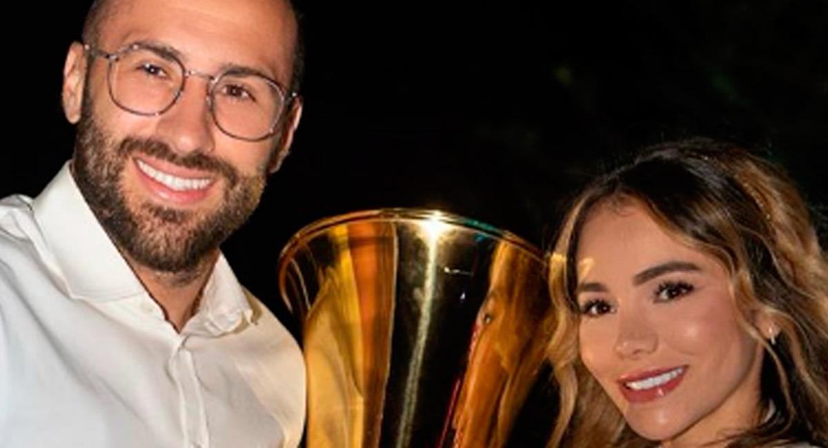 David Ospina junto a su esposa y el trofeo de la Coppa Italia. Foto: Perfil Oficial Instagram @jesysterling