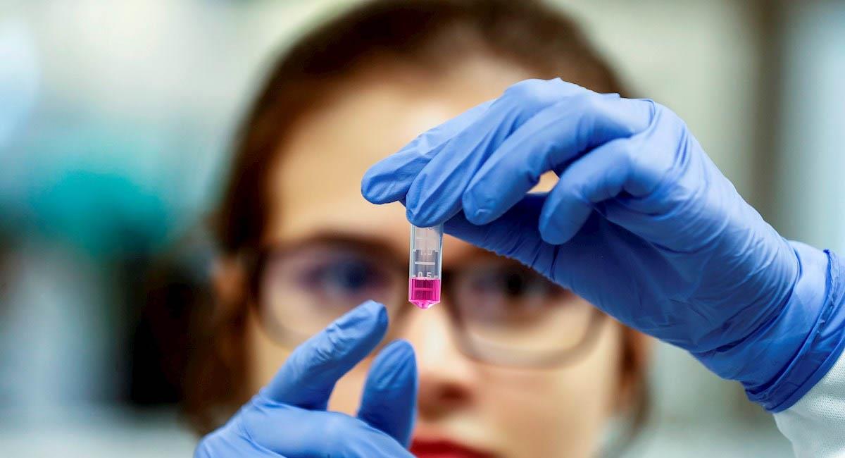 Laboratorios en todo el mundo están en la búsqueda de la vacuna contra la COVID-19. Foto: EFE