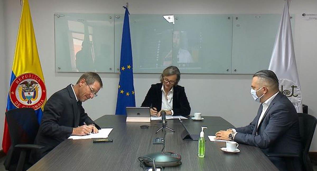 Representantes del Gobierno y de la Unión Europea firmaron el acuerdo este 3 de julio. Foto: Twitter