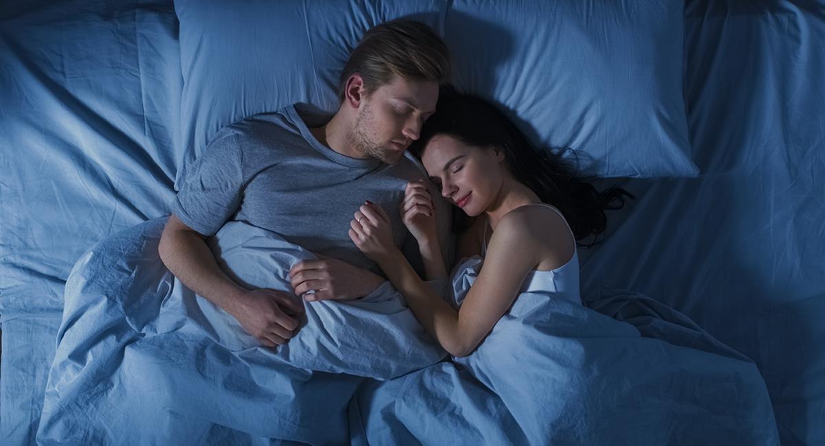 Conoce los beneficios de dormir en pareja. Foto: Shutterstock