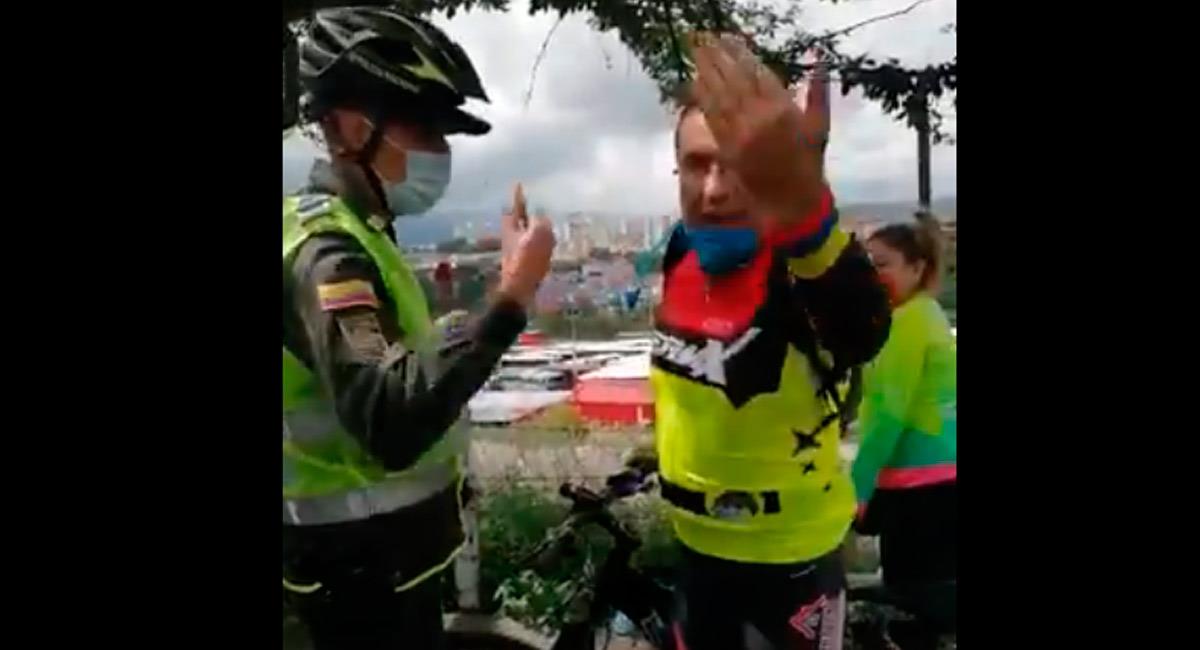 Este es el ciclista que trató de evadir los controles de la policía. Foto: Twitter