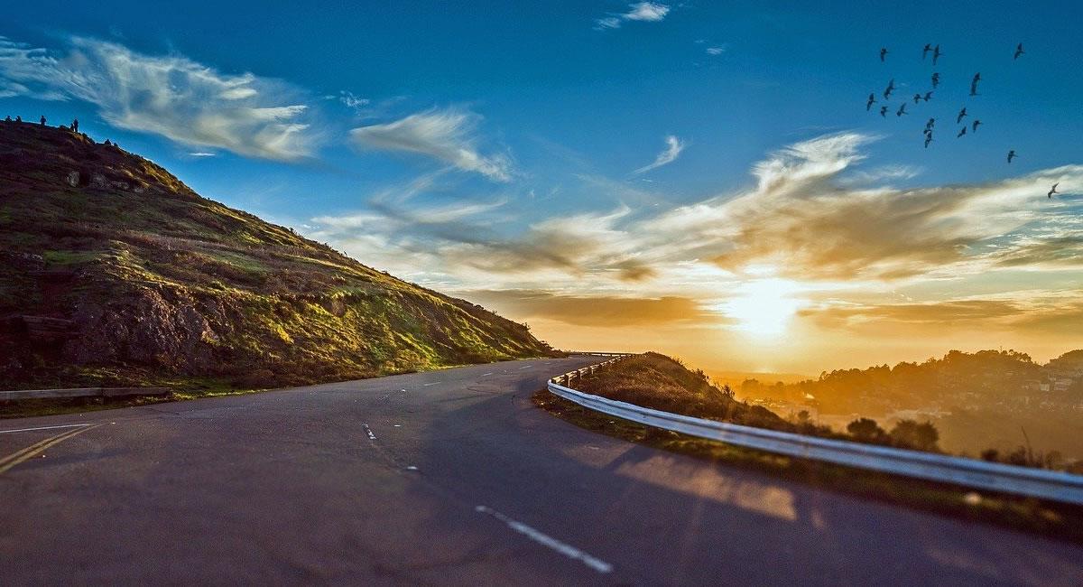 Las carreteras del país tiene su 'encanto' tanto en paisaje como en atardeceres. Foto: Pixabay