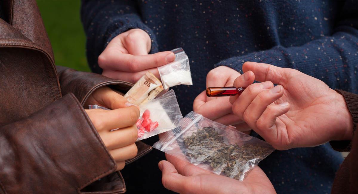 El intercambio de drogas puede derivar en un aumento de contagios por COVID19. Foto: Shutterstock
