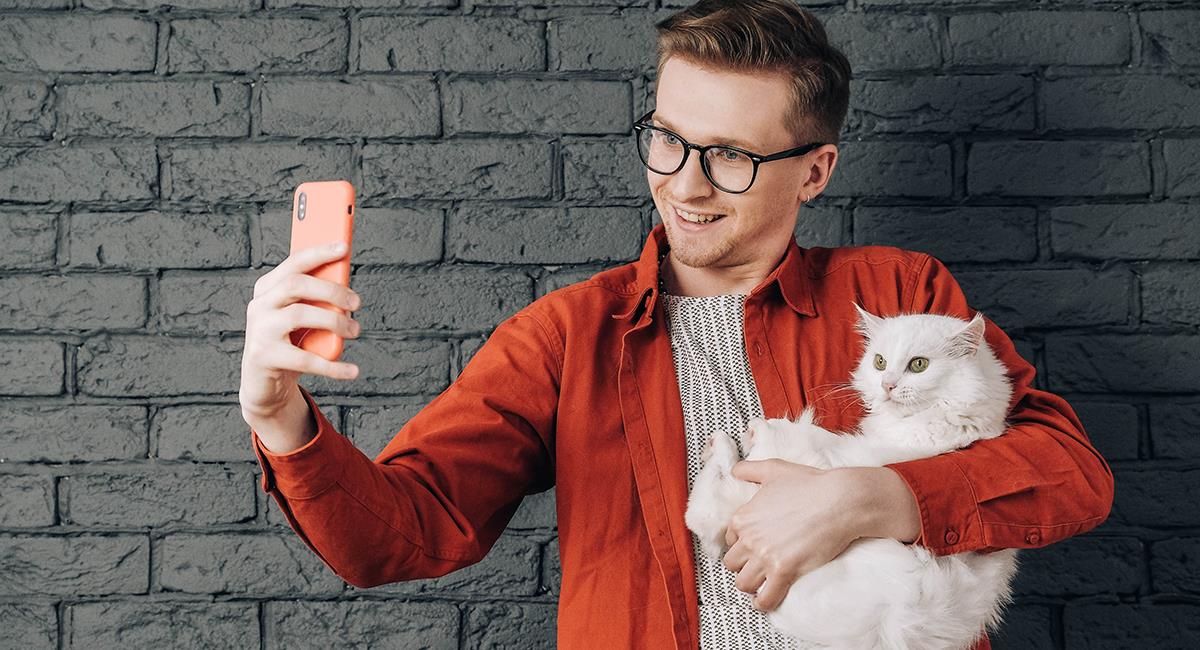 La foto de perfil de un hombre con su gato lo hace menos atractivo. Foto: Shutterstock