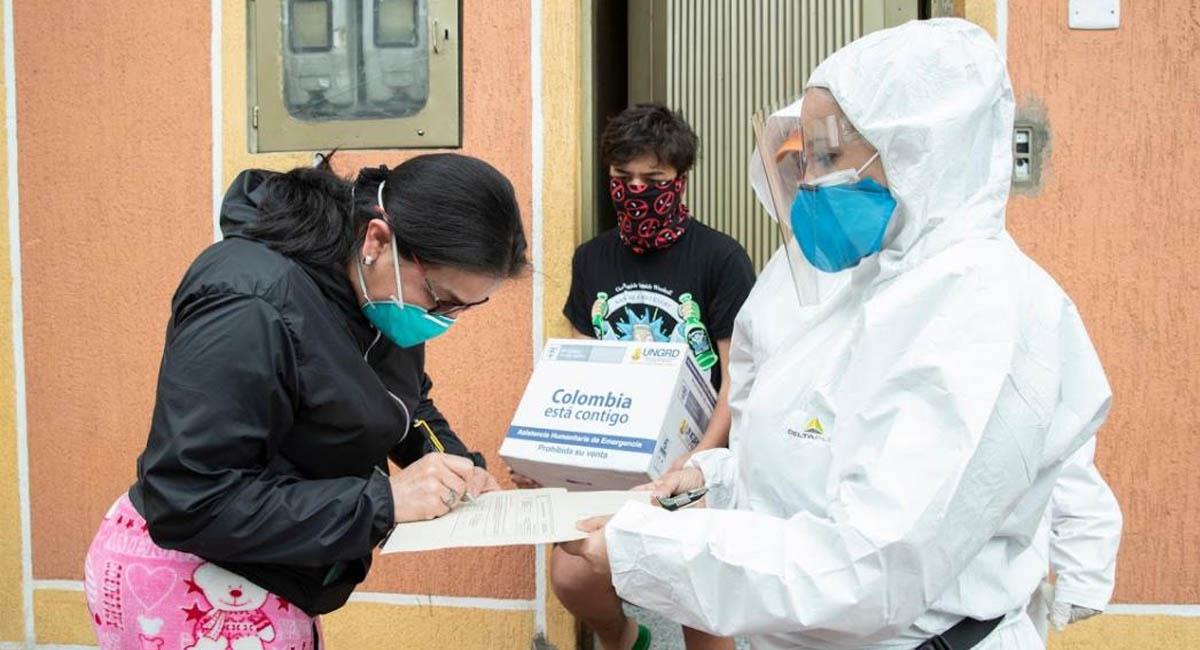 Habitante de Bogotá recibe ayudas del Gobierno distrital. Foto: Alcaldía de Bogotá