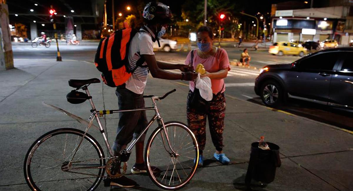 Así ayudan en bicicleta a los más necesitados. Foto: EFE