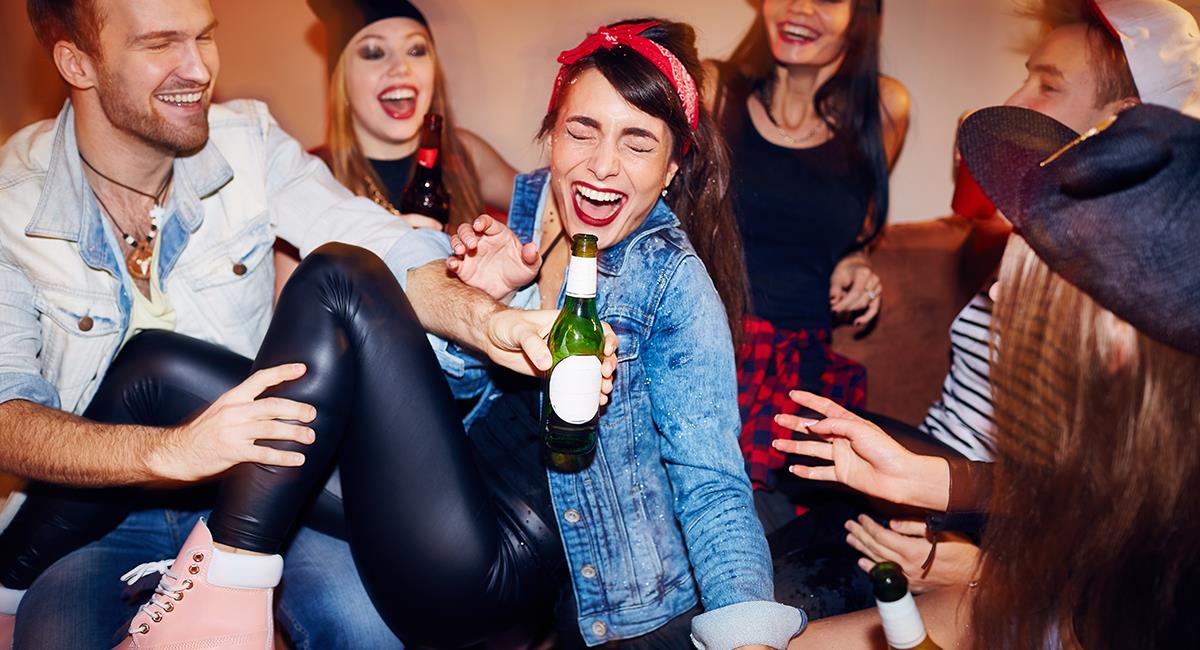 Lo que JAMÁS debes hacer cuando estás ingiriendo alcohol. Foto: Shutterstock