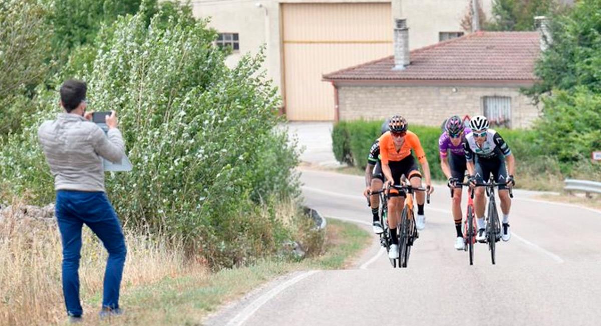 Así se vive la primera etapa de la Vuelta a Burgos. Foto: Twitter @VueltaABurgos