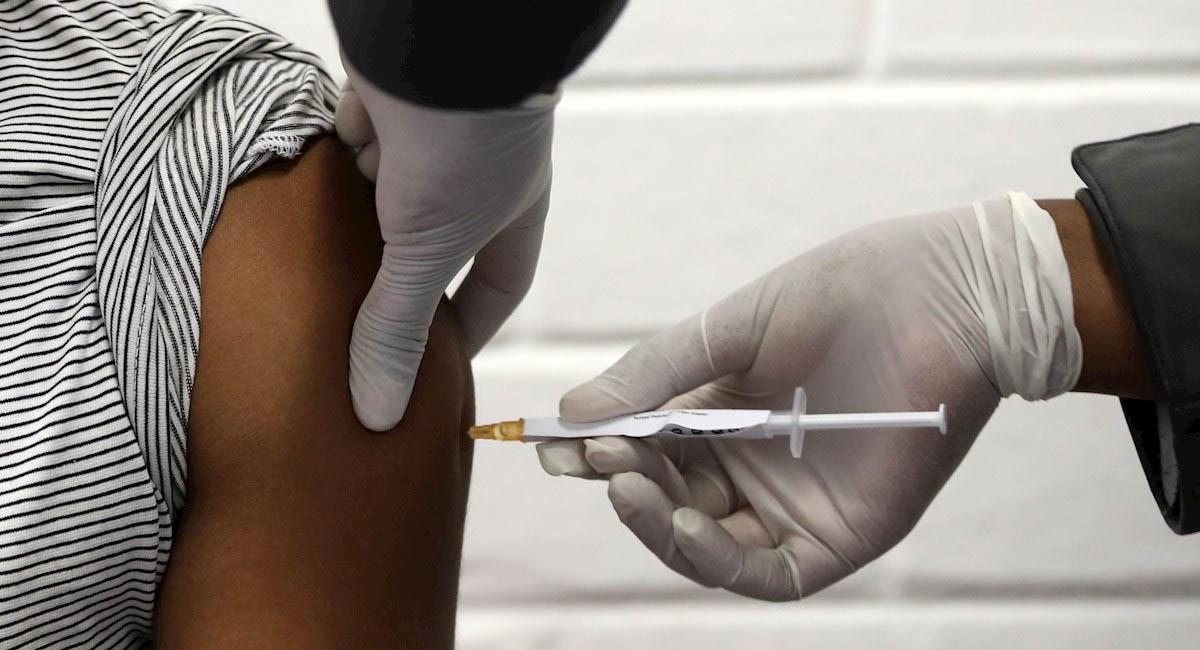 Estados Unidos inició la tercera fase de su vacuna experimental. Foto: EFE