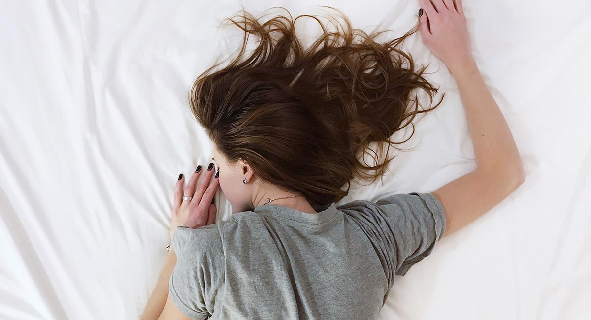 Hay algunas formas de cuidar tu cabello mientras duermes en la noche. Foto: Pixabay