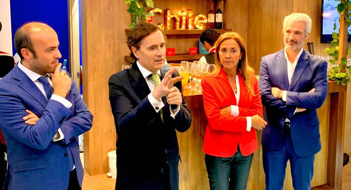 Ricardo Hernández (centro), embajador de Chile en Colombia. Foto: Twitter / @echile_colombia